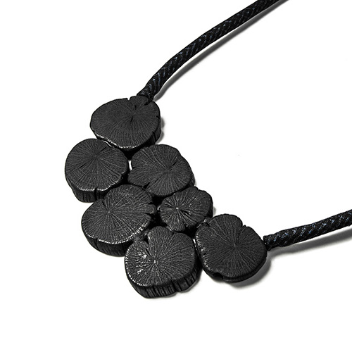 collier charcoal eskimeit